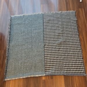 Reversible Gray and Black Houndstooth Scarf